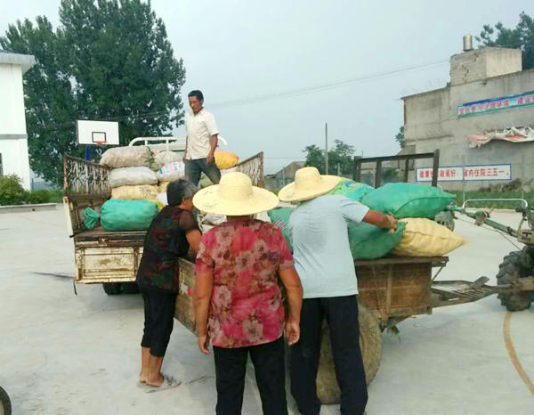 扶貧工作隊化解貧困戶“賣土豆難”_副本.jpg 扶貧工作隊化解貧困戶“賣土豆難”_副本.jpg