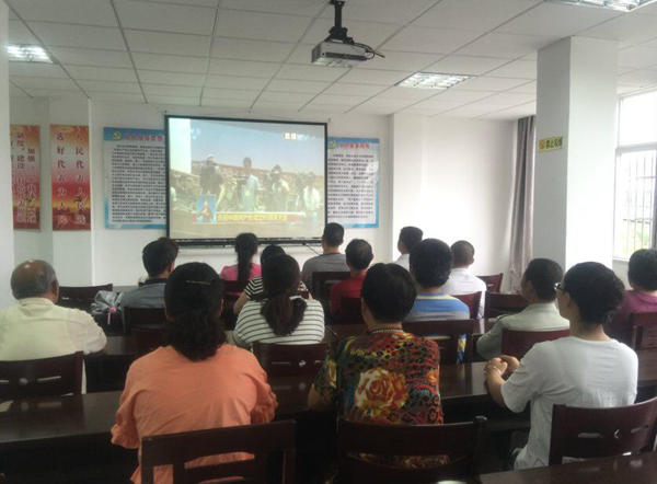 圖為定城鎮(zhèn)靠城路社區(qū)黨支部在黨員活動日利用遠教站點開展集中學習.jpg 圖為定城鎮(zhèn)靠城路社區(qū)黨支部在黨員活動日利用遠教站點開展集中學習.jpg