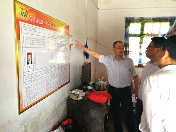 20180604葛鵬深入拂曉鄉(xiāng)調(diào)研指導(dǎo)脫貧攻堅(jiān)、秸稈禁燒等工作 (1).jpg