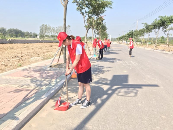 青年志愿者清理鄉村道路.jpg