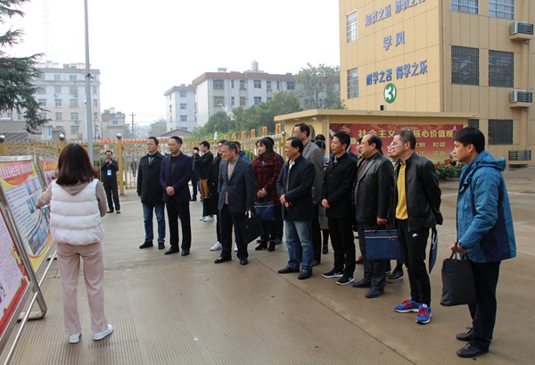 在定遠第一初中觀看展板_副本.jpg 在定遠第一初中觀看展板_副本.jpg