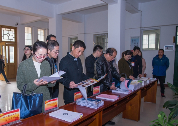 在定遠第一初中查看資料2_副本.jpg 在定遠第一初中查看資料2_副本.jpg