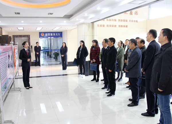 在定遠檢察院觀看展板_副本.jpg 在定遠檢察院觀看展板_副本.jpg