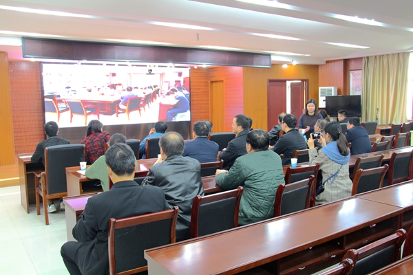 在法院觀看定遠匯報片_副本.jpg 在法院觀看定遠匯報片_副本.jpg