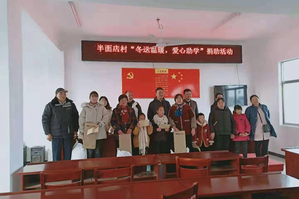 滁州市紀委監(jiān)委到池河鎮(zhèn)半面店村開展公益活動.jpg