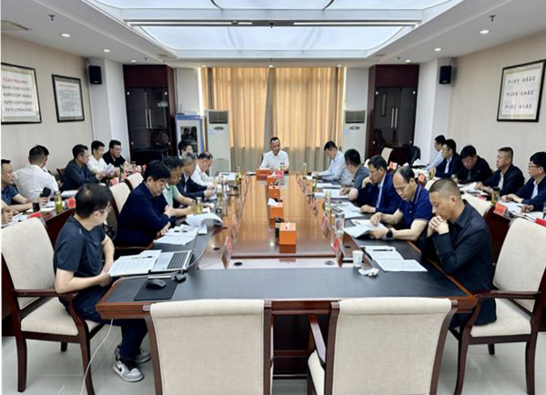 鄒軍主持召開鄉(xiāng)鎮(zhèn)產(chǎn)業(yè)園工作會議.jpg
